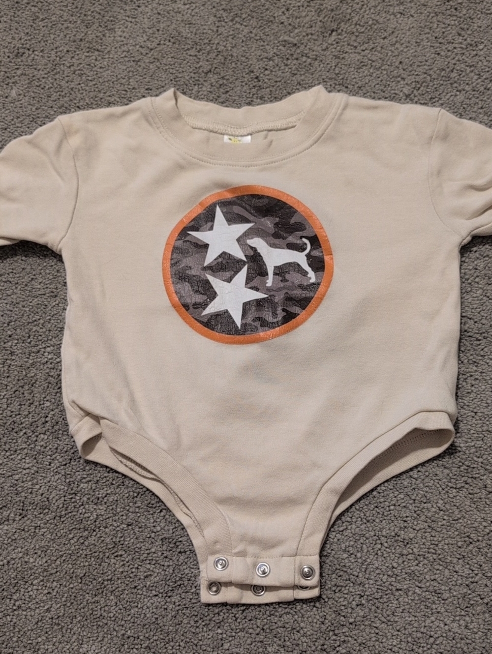 Garanimals Beige One-Piece Bodysuit with Star & Dog Graphic. 6-9 Months
